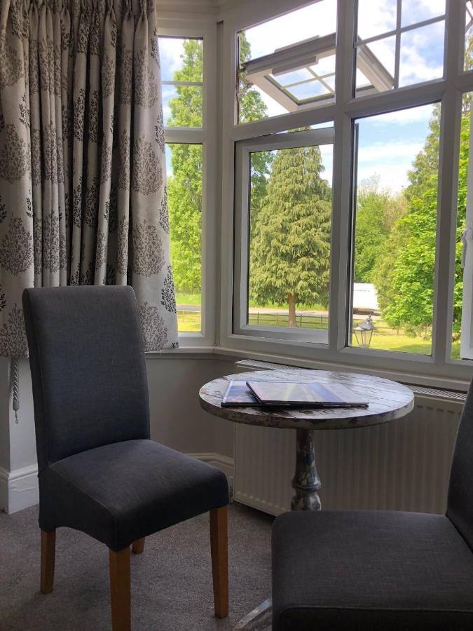 The Maple Manor Hotel Crawley  Eksteriør bilde