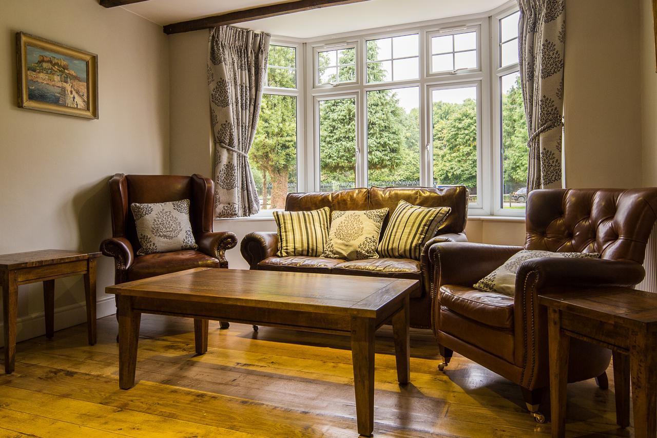 The Maple Manor Hotel Crawley  Eksteriør bilde